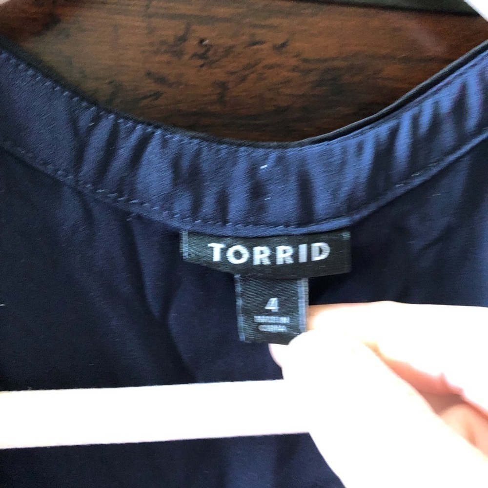 Torrid Navy with black piping Harper roll tab blouse in size 4x - Picture 6 of 9